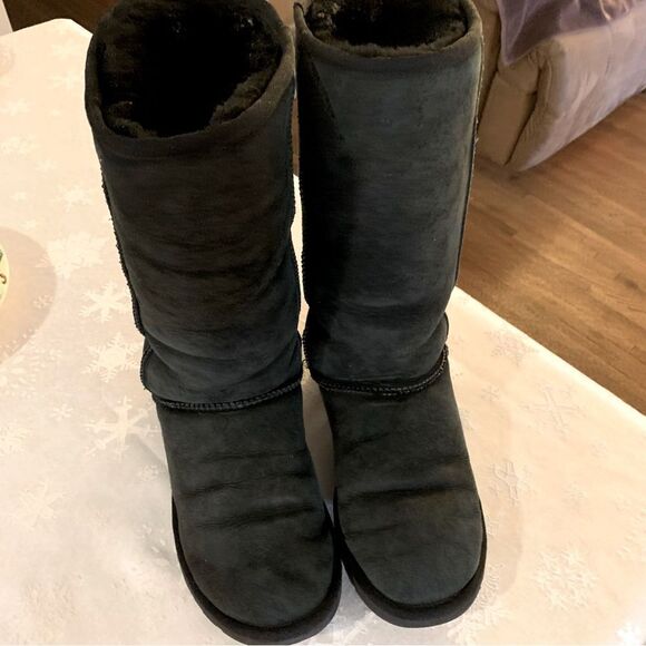 Ugg Boots F100102E Tall Black Sheepskin Sz 8 Great Soles Gorgeous - Picture 1 of 6
